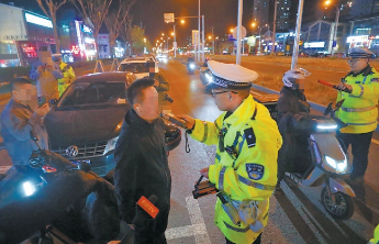 既要查骑行醉驾，也要做好普法宣传