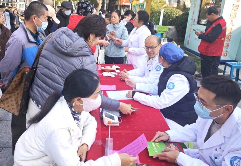 仁心暖街 健康同行，淄博市中西医结合医院大型健康义诊进社区
