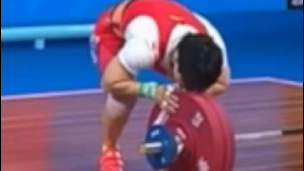 17年坚守，一吻谢幕！28岁德州姑娘李瑞亲吻杠铃告别赛场