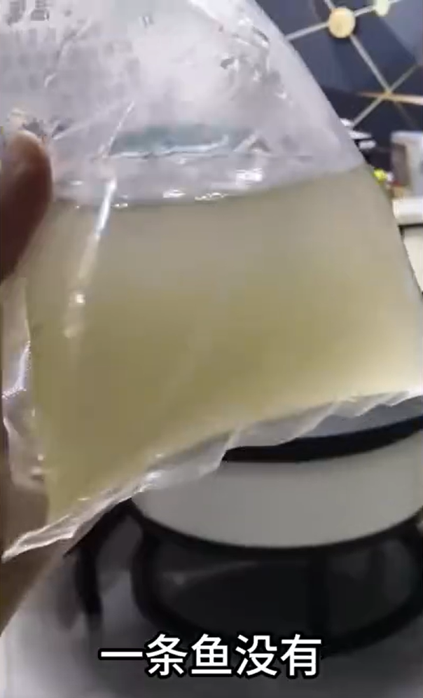 辽宁一男子网购50条观赏鱼收到一袋水：商家怕天气太冷放了加热包，路太远鱼被烫熟分解了