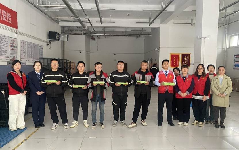 暖心聚力传温情，张店农商银行联合社区开展关爱快递员活动