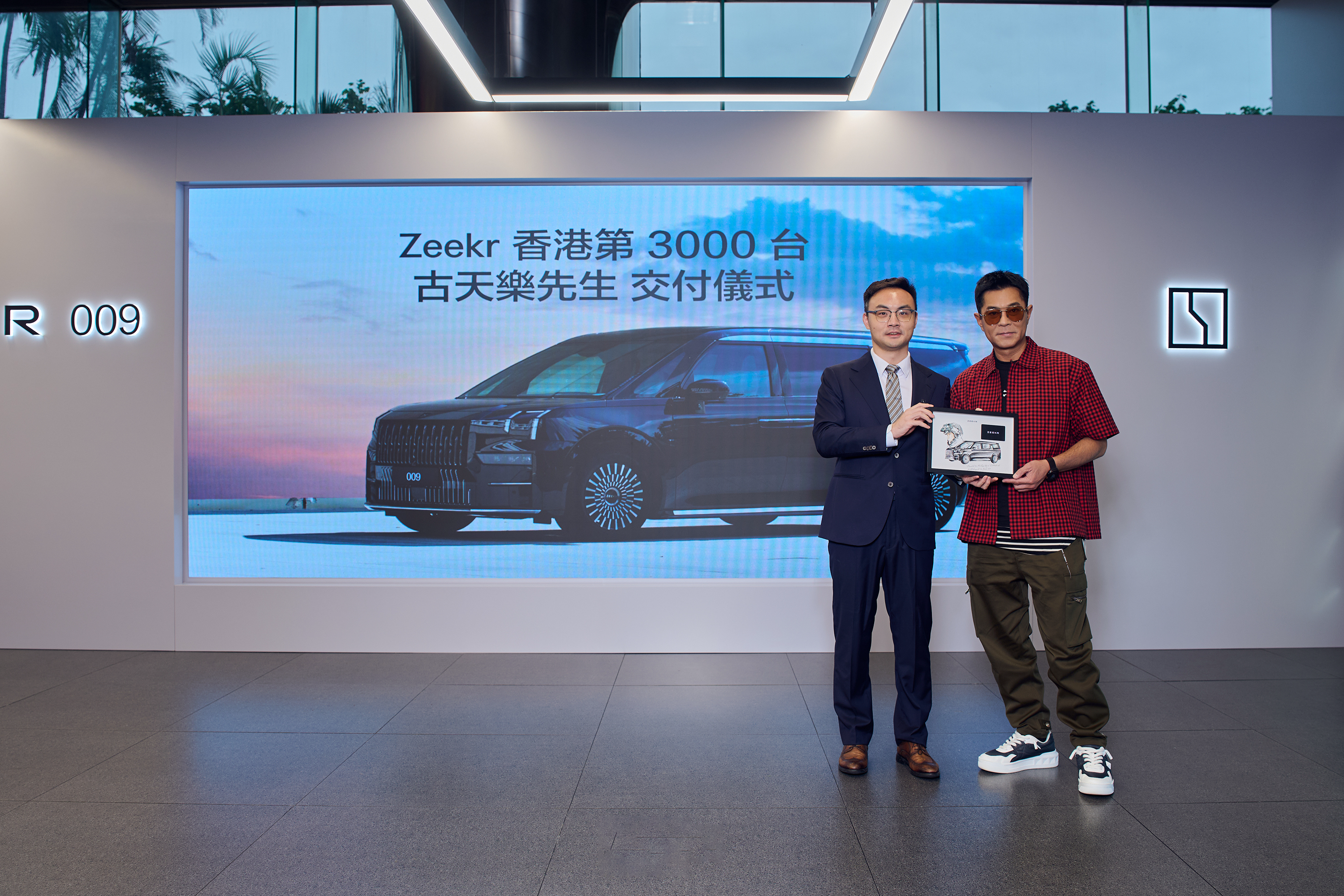 古天乐香港提极氪 009新车，现场两“雕兄”惹眼