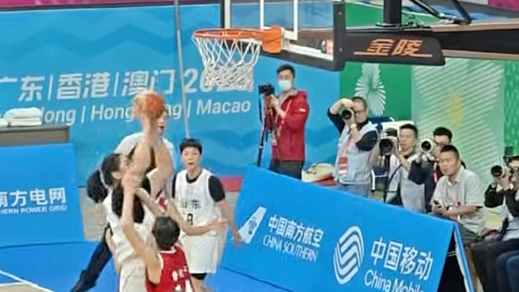 果然视频|U18女篮决赛张子宇半场砍23分，下场后悠闲喝水