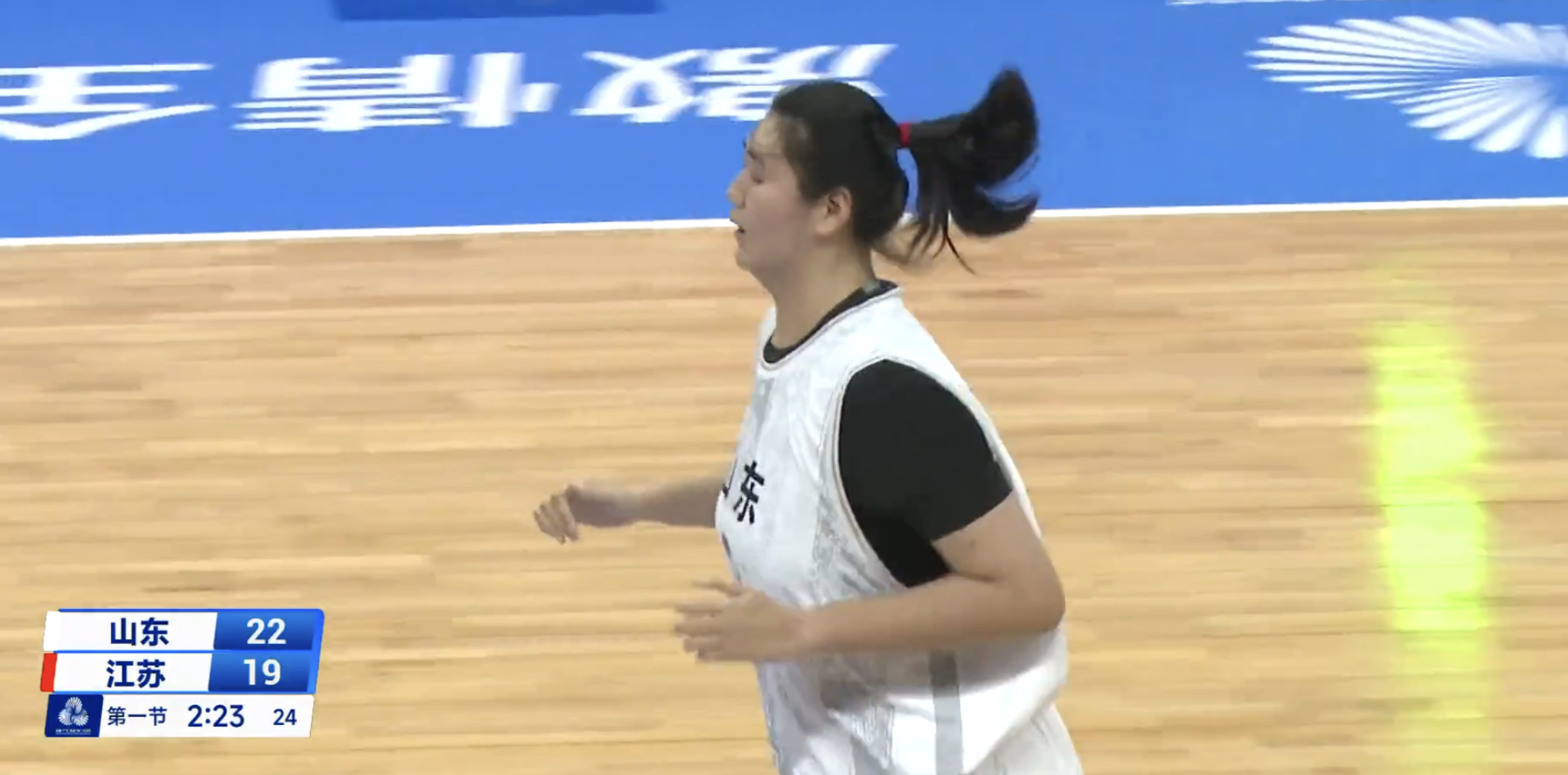 十五运|张子宇31分，山东U18女篮96：73江苏，获得冠军