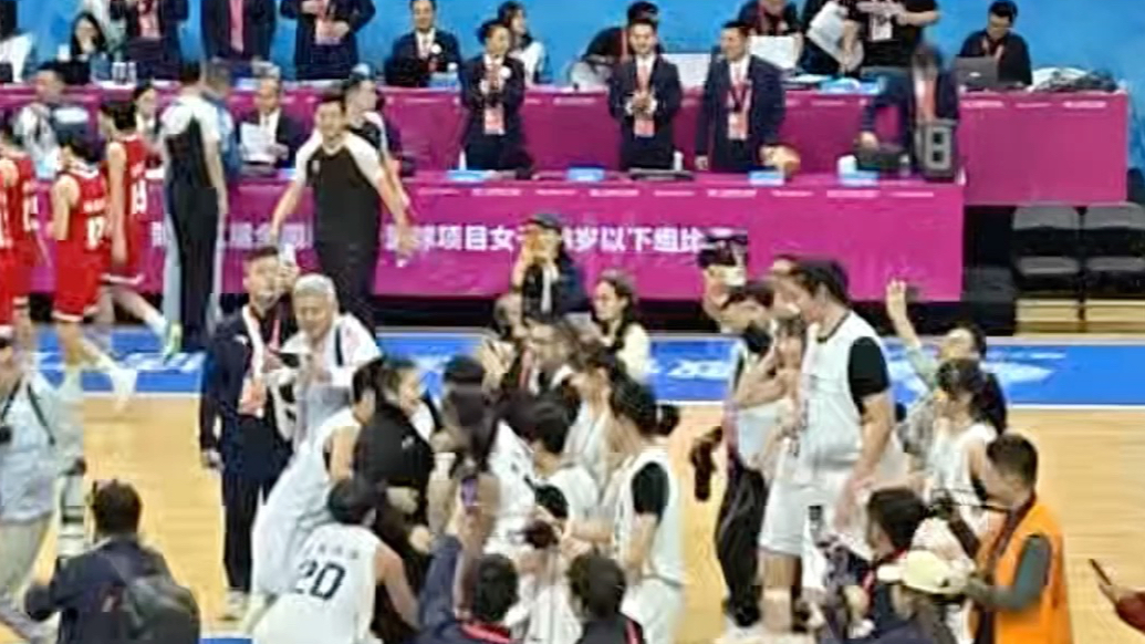 果然视频|尽情享受吧！山东U18女篮夺冠，赛后全队庆祝胜利