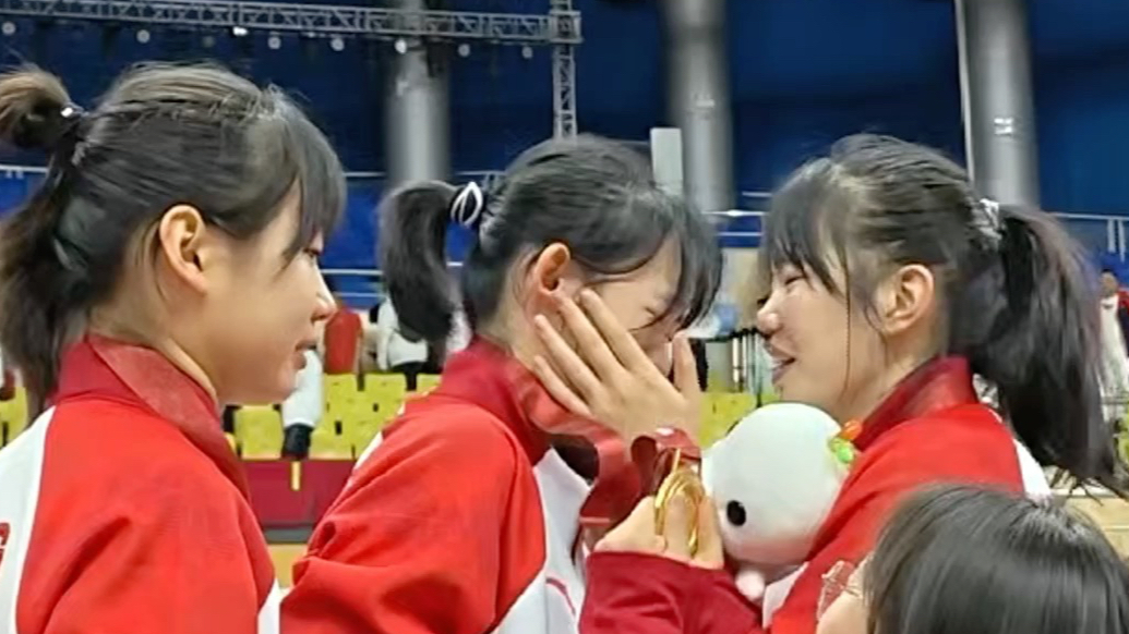 果然视频|激动又不舍！山东U18女篮夺冠，球员梁雅琦赛后落泪
