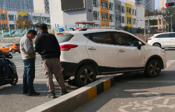 情报站|济南刘长山路一汽车“骑”上马路牙子，出行注意安全