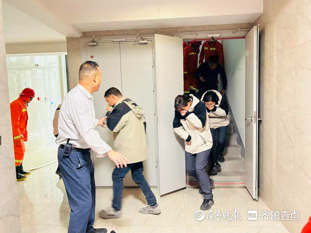 巨野县住建局组织开展物业小区消防应急演练 筑牢安全“防火墙”