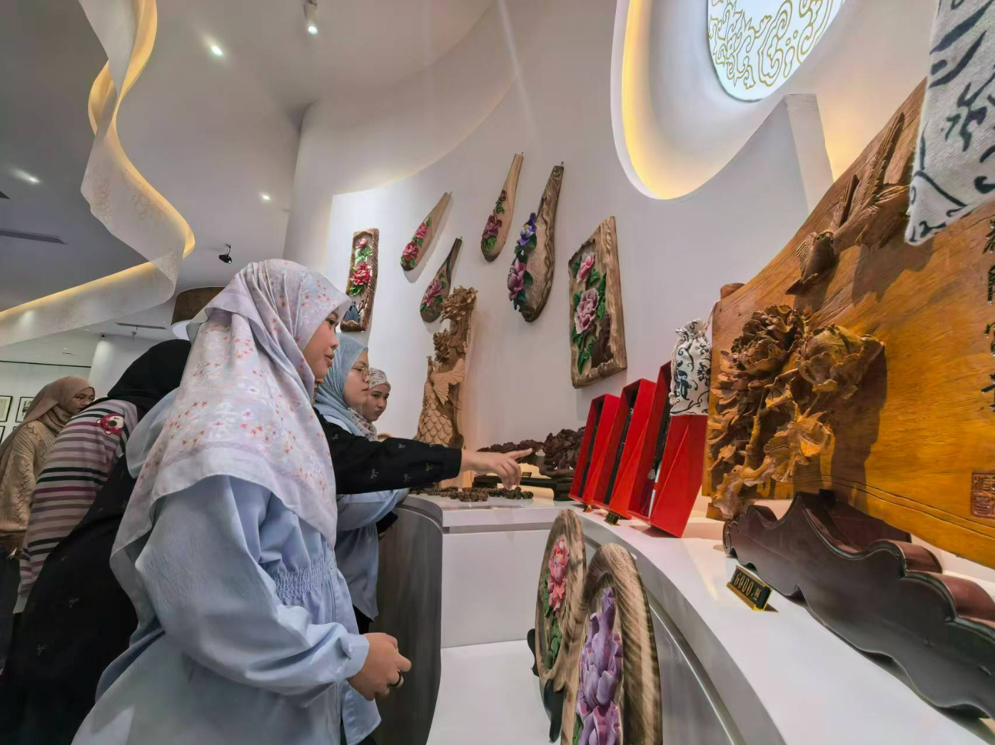 马来西亚师生走进菏泽牡丹区共启“花香研学之旅”