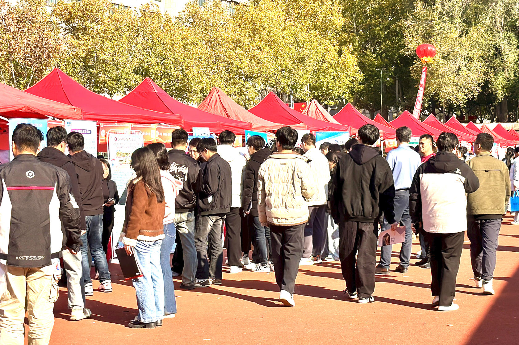 “选择济南 共赢未来”系列双选会携手300余家企业走进济南大学