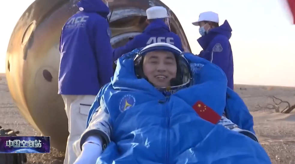 神舟二十号航天员陈中瑞安全出舱