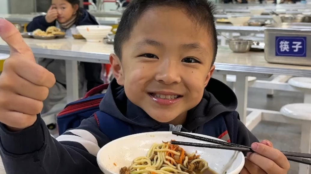 果然视频|地方名吃不定期登上学生餐桌，孩子们吃“嗨”了！