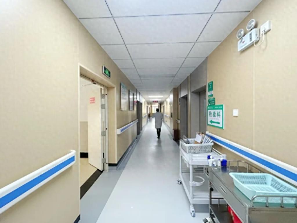 云南女子诞下女婴被医生违规抱养，官方：排除性侵，原生家庭已同意抚养