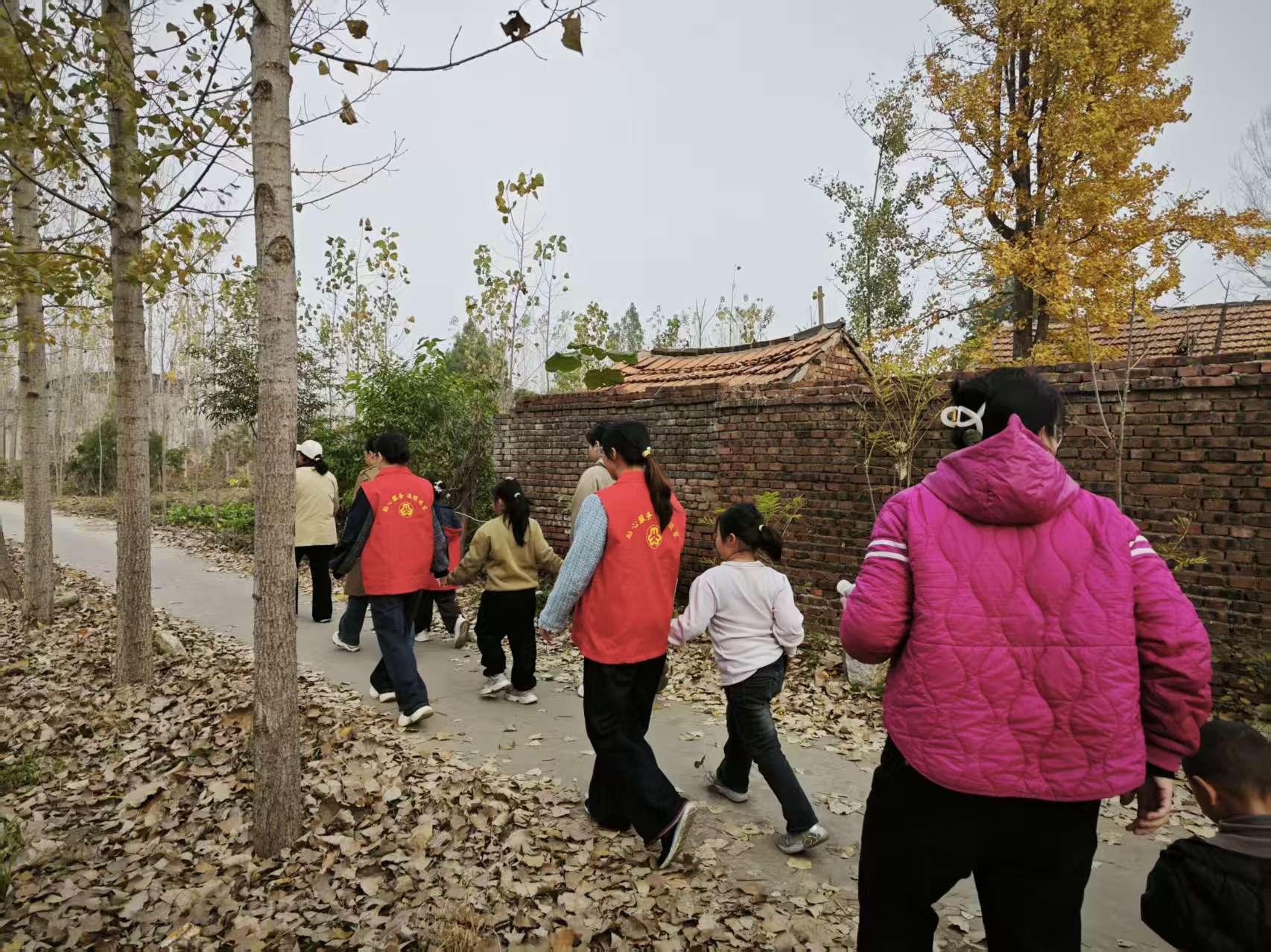 新泰市“庭院微课堂·结对暖童心”活动走进西张庄镇