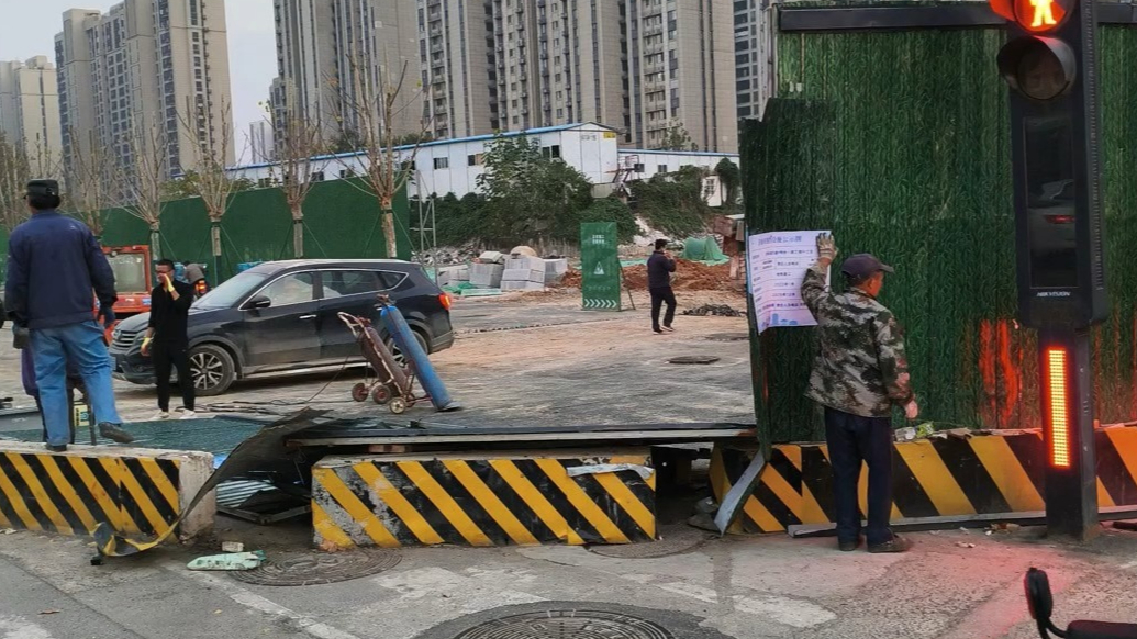 情报站|济南地铁4号线站点围挡拆除展新颜！情报员打卡期待通车