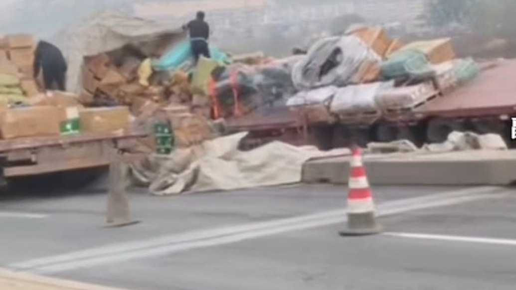 情报站|济南望岳路一货车误入非机动车道导致侧翻，货物散落一地