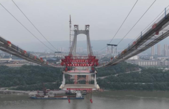 世界在建最大跨径公轨两用悬索桥首节钢桁梁吊装完成