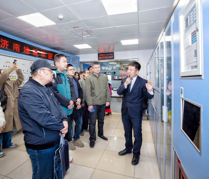 11月16日，齐鲁晚报·齐鲁壹点联合济南市城乡交通运输局举办“打开大门干交通”首场活动。包括市民、自媒体从业者、齐鲁壹点情报站情报员、齐鲁壹点壹点号作者、特邀嘉宾在内的代表们“零距离”了解济南交通发展，并为后续建设规划建言献策。