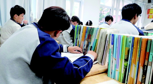 梁山学生有了定制课桌椅：身高超过一米八，课桌“长高”三厘米