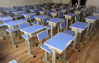 课桌随学生一起“长高”，乐见教育管理精细化