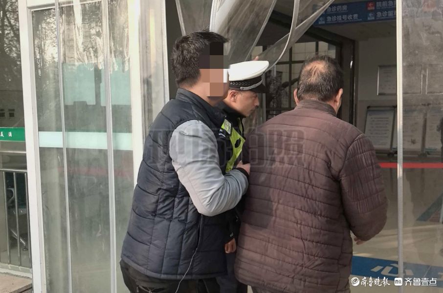 聊城莘县街头，警车飞驰直奔医院为摔伤老人抢时间……