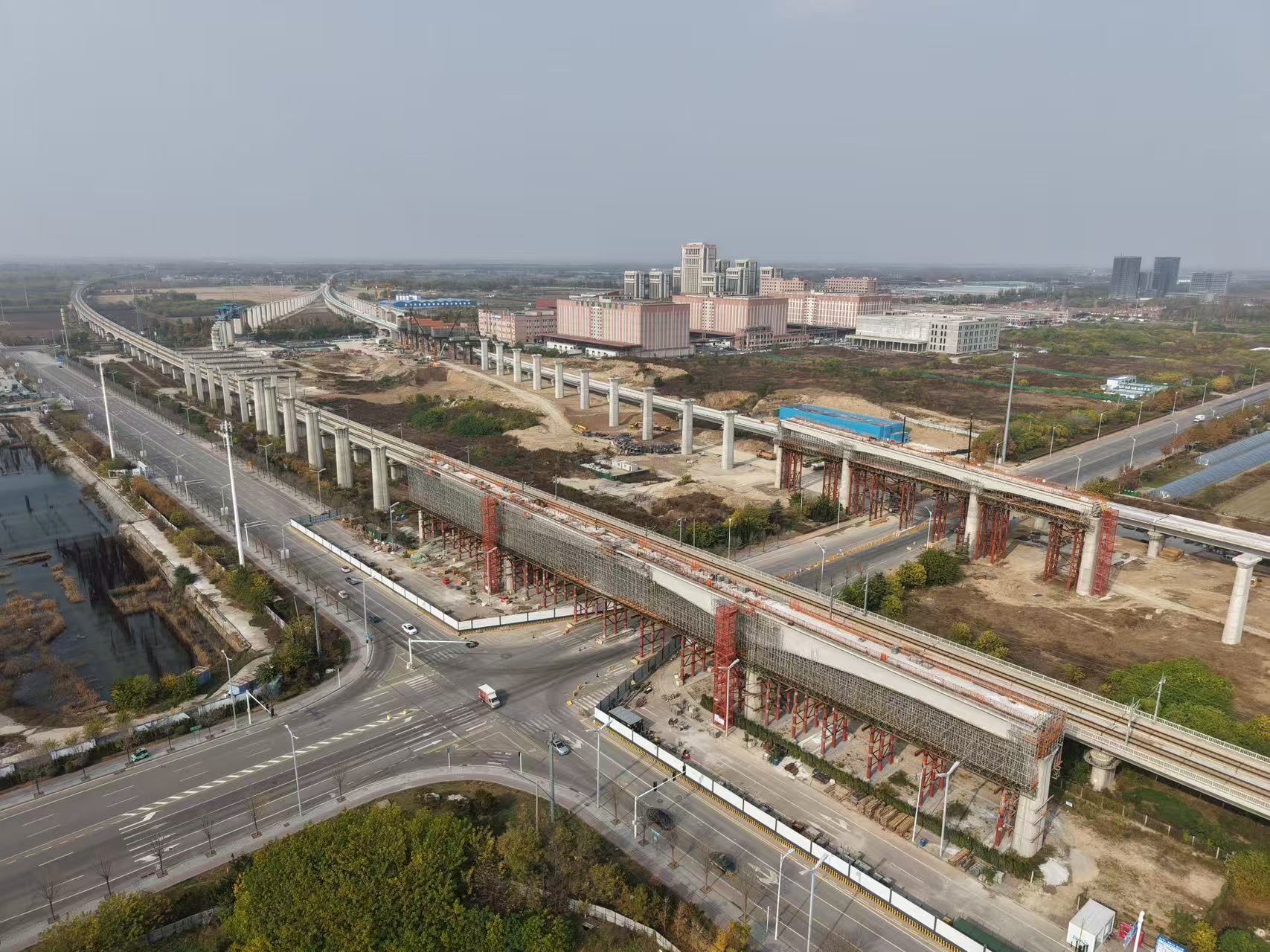 济青高铁潍东上行联络线两连续梁合龙，这两大干线将实现“牵手”