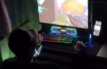 “00后”一代进入集体生活后，宿舍门后的“边界之战”