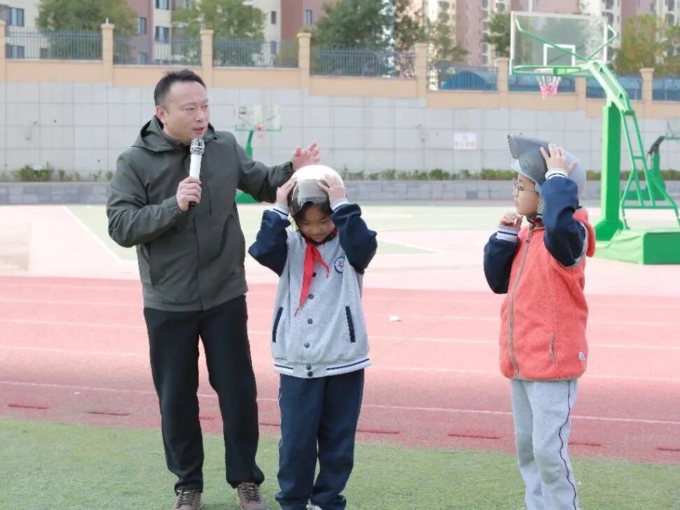 “一盔一带”护平安！济南高新区景汇小学开展交通安全主题活动