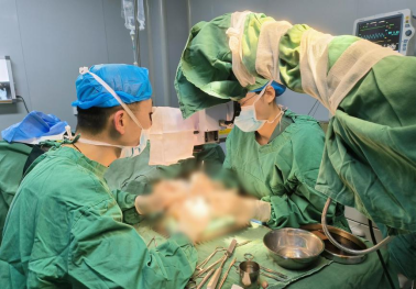 巡检设备遭意外身体创伤达35处，医院深夜手术助外籍患者脱险