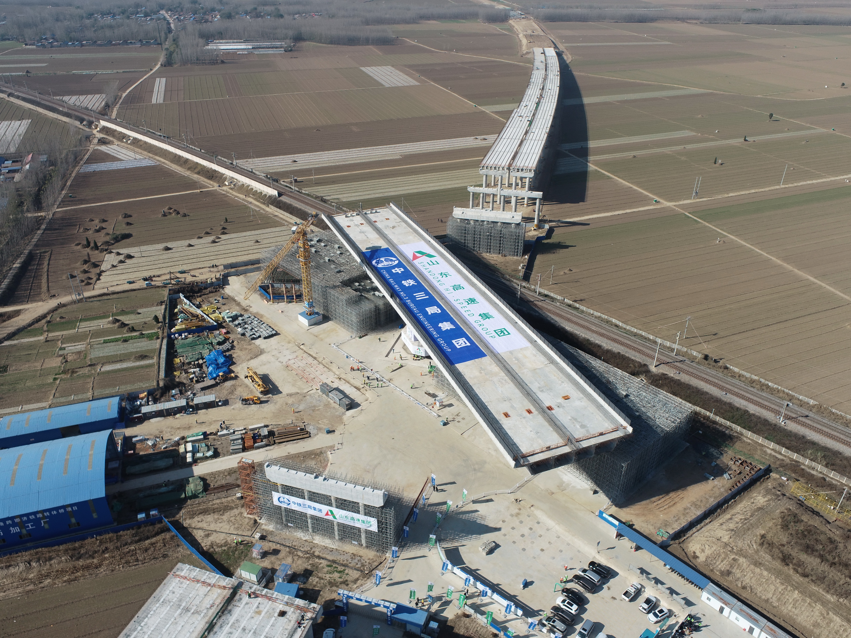 3万吨涉铁立交桥成功转体