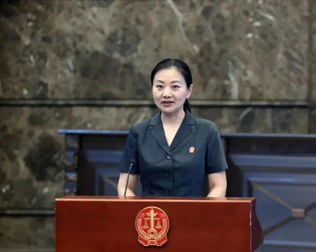 山财大→北大→联合国法官，张玲玲是“人群中一眼就能看出的好学生”