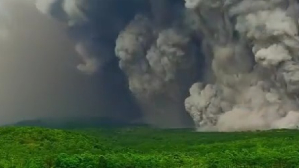 印尼东爪哇省塞梅鲁火山发生剧烈喷发