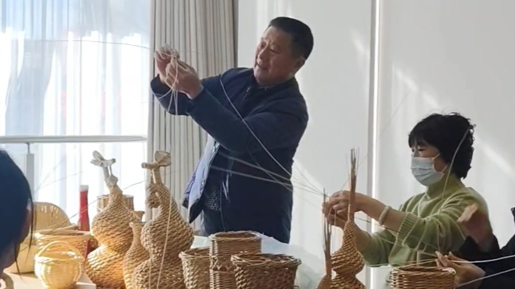 果然视频｜柳编葫芦当装饰品，柳编传承人：现在人们追求“颜值”