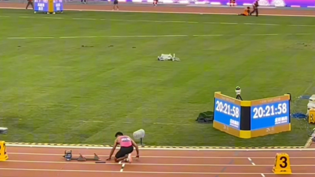 果然视频｜接力决赛苏炳添第一棒出发，赛前带尺子量距离准备细致