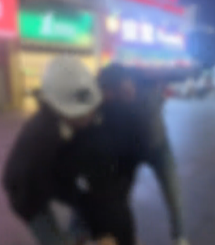 两中年男子街头拖行年轻女子被路人阻拦报警，报警人：警方称是误会