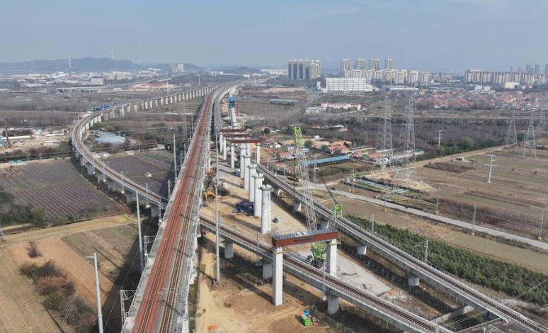 新进展！潍宿高铁至青岛连接线全线首个上跨既有线钢横梁吊装完成