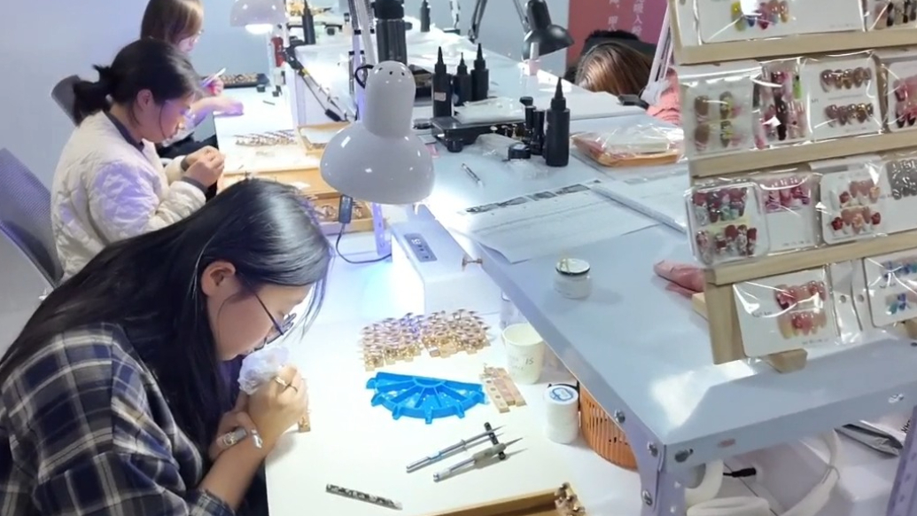 果然视频|穿戴甲卖到海外，宝妈实现灵活就业，一天能赚200多元