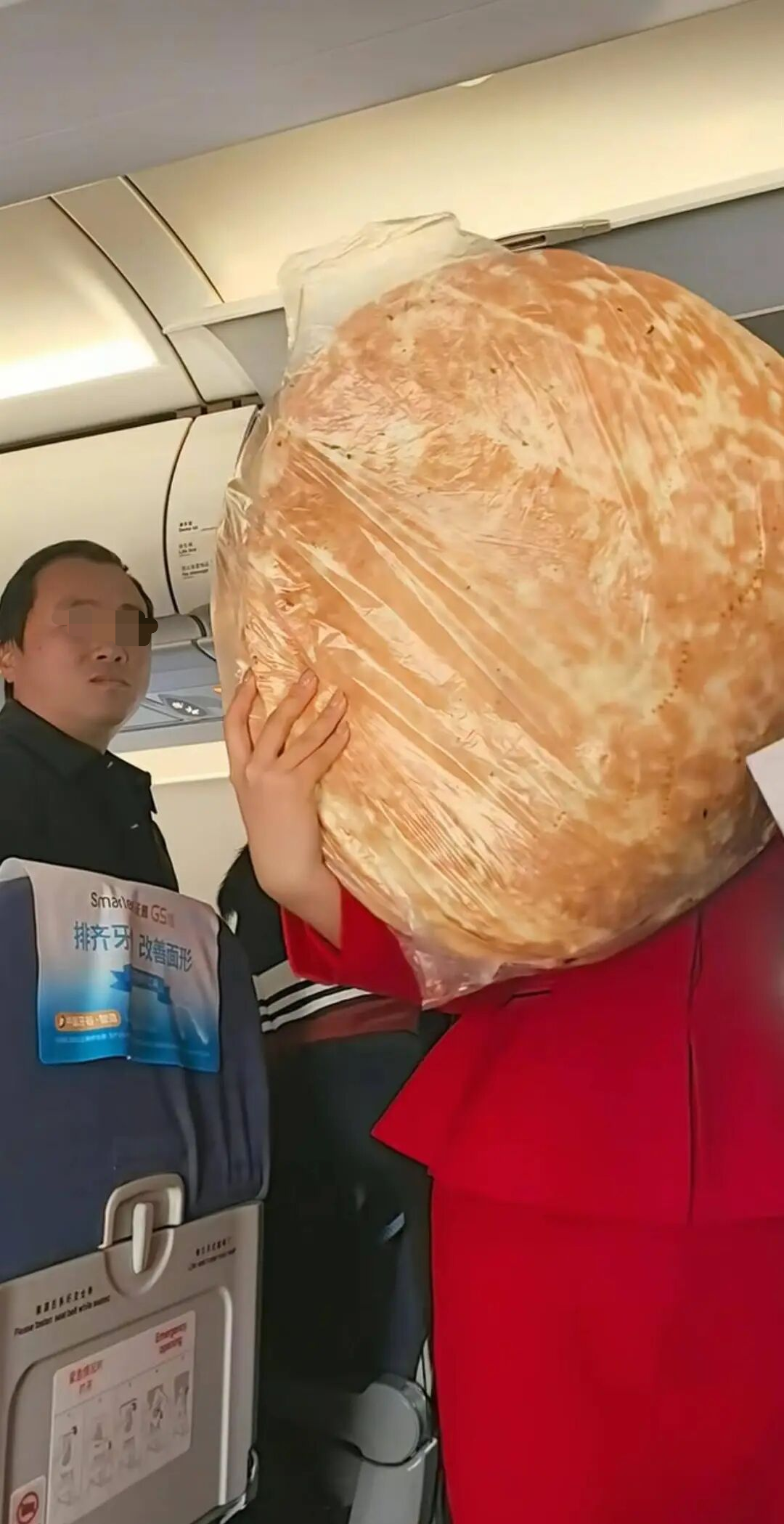 乘客带超大号馕上飞机，空姐帮忙塞进行李架，机场回应：不属于违禁品，无需托运