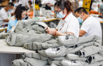 羽绒服出厂价逼近千元，涨价与猪肉降价有关？经济学家：有一定合理性