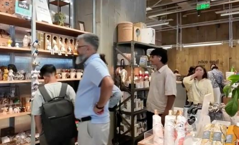 手机“碰一下”就能退税！“中国购”成来华旅游新潮流