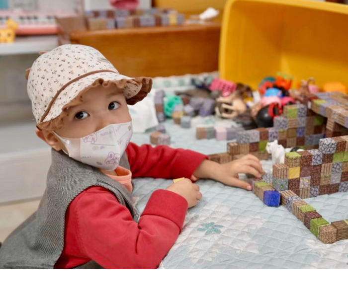 四氢生物蝶呤缺乏症，是国家公布的第一批罕见病目录里的第113号病，全国大约500名患者。这罕见中的罕见病，落在泰安2岁半牛牛等孩子身上。确诊后需终身服药，但有的药定价较高，也未纳入医保，有的还要求助于代购。不稳定的购药路，让患者的家庭倍感忧心。药是苦，也是光。一起关注他们抱团寻药，与疾病抗争的故事。