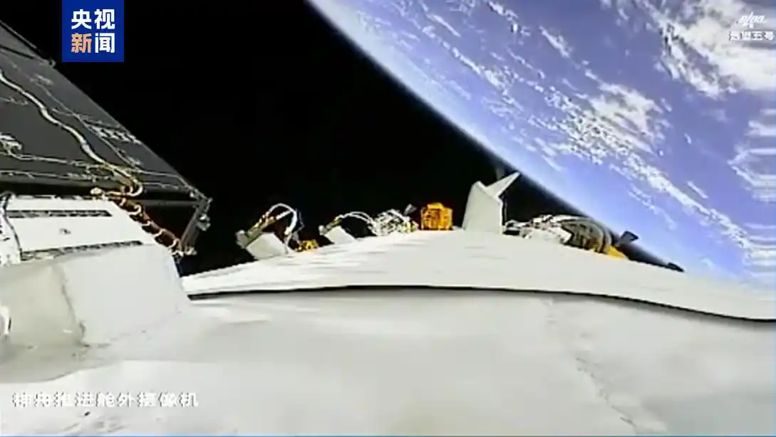 神舟二十二号飞船为无人状态，装载针对神舟二十号飞船舷窗裂纹的处置装置等