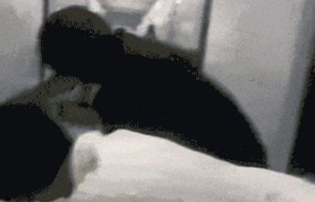 学生跪成一排被教官抽打，没受伤也是侮辱人格