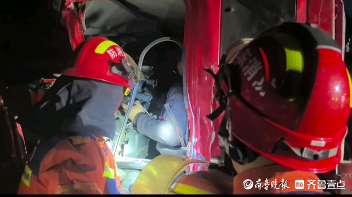 果然视频|两货车发生事故，消防员破拆驾驶室救出被困者