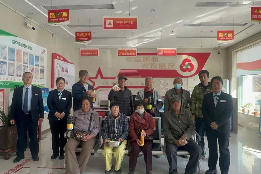 小雪暖冬送关怀，淄川农商开展主题活动