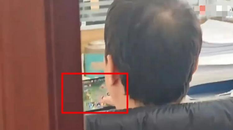 男子上班时间打游戏敷衍来访群众？商洛市洛南县交通局纪检组回应