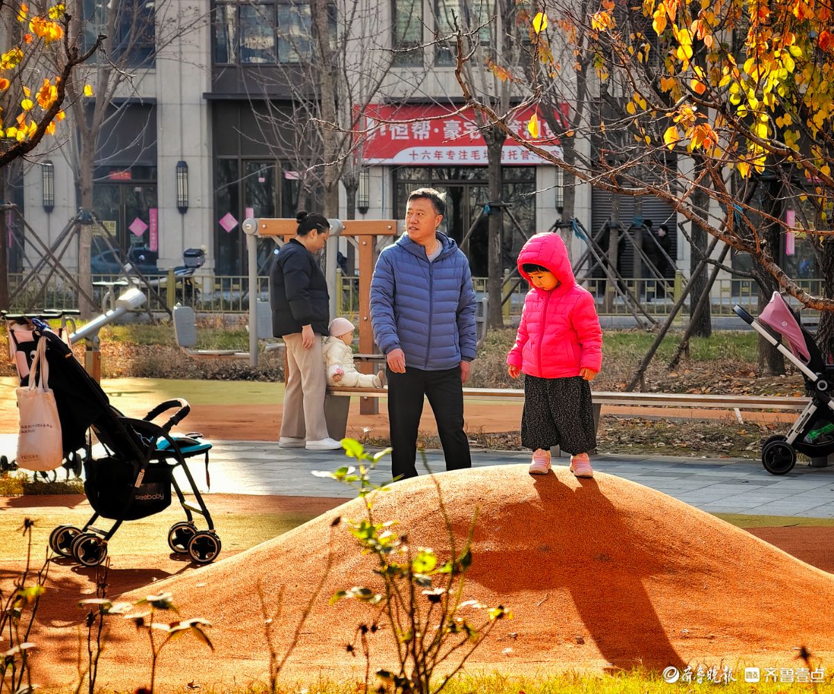 冬日阳光下遛娃