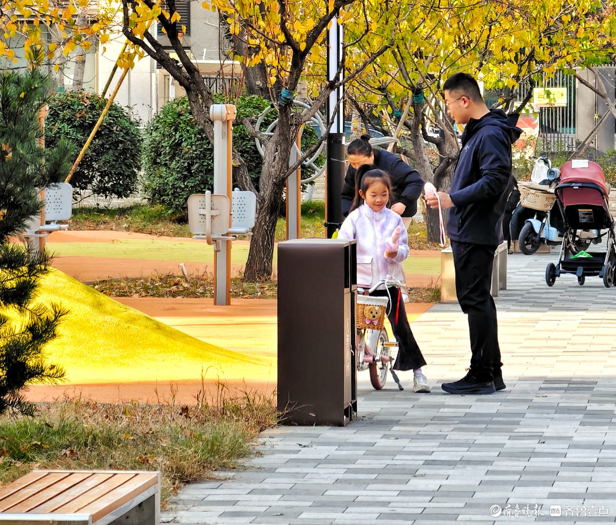 冬日阳光下遛娃