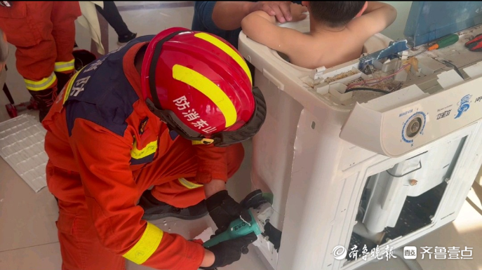 果然视频|男童不慎卡进洗衣机甩干筒中，消防员拆机施救