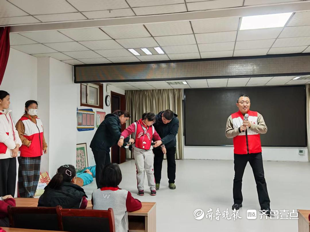 急救知识进校园，志愿者爱心守护小学生成长